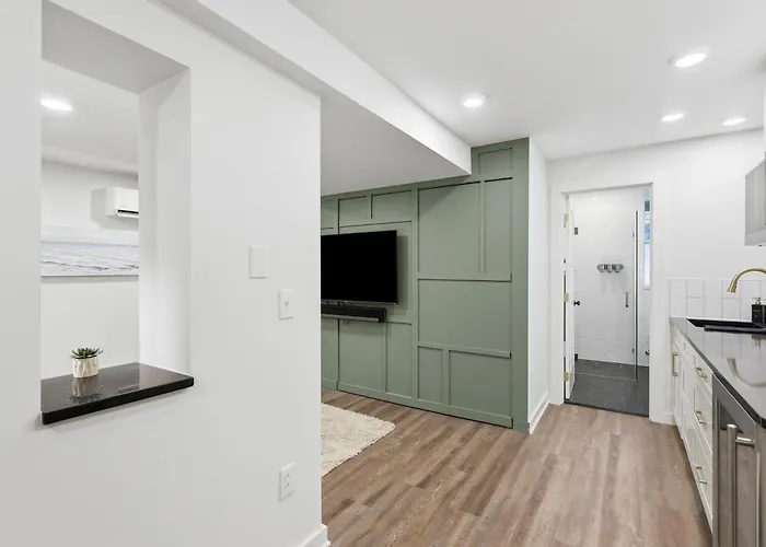 Apartment Modern Private In Greenfield, Own Entry *