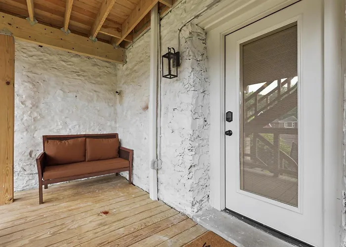 Modern Private In Greenfield, Own Entry Apartment *