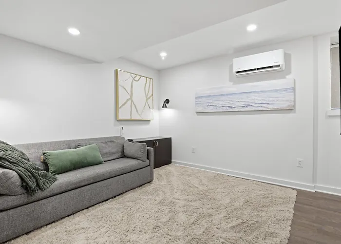 Modern Private In Greenfield, Own Entry Apartment *