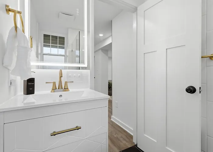 Modern Private In Greenfield, Own Entry *